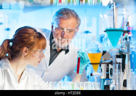 I professionisti sanitari in lab. Foto Stock