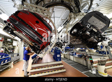 Volkswagen Golf Car sono visti in una linea di produzione presso le società sede in Wolfsburg, 9 marzo 2017. VW Golf, Golfs in der Produktionslinie im Foto Stock