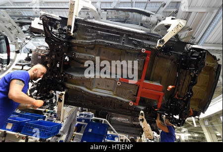 Volkswagen E-golf car sono visti in una linea di produzione presso le società sede in Wolfsburg, 9 marzo 2017. VW E-Golf, Golfs in der Produktionslini Foto Stock