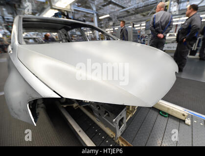 Volkswagen Golf Car sono visti in una linea di produzione presso le società sede in Wolfsburg, 9 marzo 2017. VW Golf, Golfs in der Produktionslinie im Foto Stock