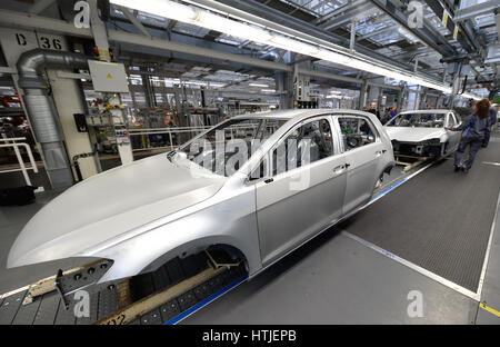 Volkswagen Golf Car sono visti in una linea di produzione presso le società sede in Wolfsburg, 9 marzo 2017. VW Golf, Golfs in der Produktionslinie im Foto Stock