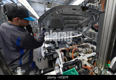 Volkswagen Golf Car sono visti in una linea di produzione presso le società sede in Wolfsburg, 9 marzo 2017. VW Golf, Golfs in der Produktionslinie im Foto Stock