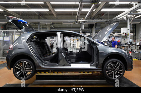 Volkswagen Golf Car sono visti in una linea di produzione presso le società sede in Wolfsburg, 9 marzo 2017. VW Golf, Golfs in der Produktionslinie im Foto Stock