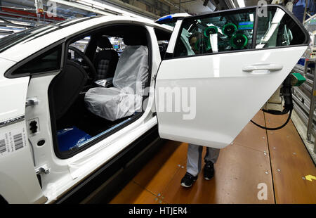 Volkswagen Golf Car sono visti in una linea di produzione presso le società sede in Wolfsburg, 9 marzo 2017. VW Golf, Golfs in der Produktionslinie im Foto Stock