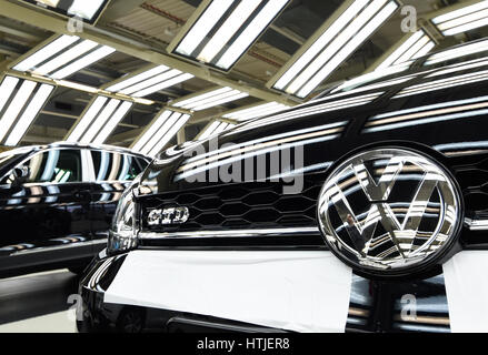 Volkswagen Golf Car sono visti in una linea di produzione presso le società sede in Wolfsburg, 9 marzo 2017. VW Golf, Golfs in der Produktionslinie im Foto Stock