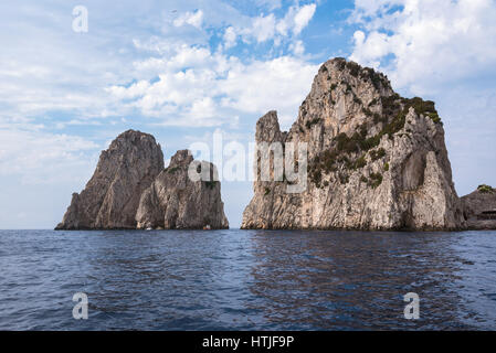 Vista della scogliera costa dell' isola di Capri con il famoso Faragioni rocce, Italia Foto Stock