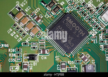 Close-up di liscio L7251 circuito integrato su unità disco rigido scheda a circuito stampato Foto Stock
