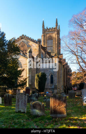 Vista di St Swithun's Chiesa in East Grinstead Foto Stock