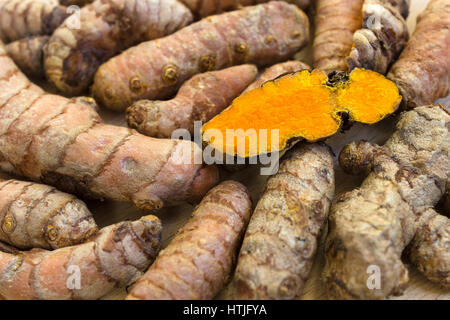 Fresh curcuma radici (curcuma) e uno strato Foto Stock