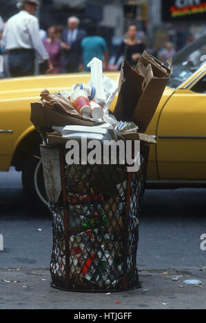 Traboccante di Garbage contenitore,New York City Foto Stock