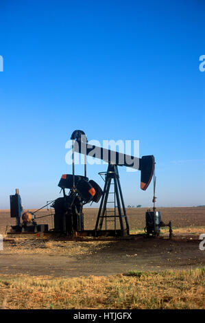 Il pozzo di petrolio nel Nebraska farm field Foto Stock