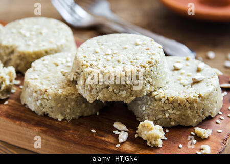 In Casa Girasole organici semi di sesamo e miele Halva - tradizionale orientale sana dieta organici vegetariano vegano dessert delizioso cibo con i dadi, Foto Stock