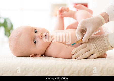 Pediatria medico dando un bambino iniezione di vaccino Foto Stock