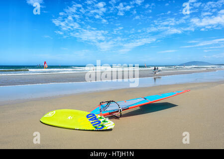 Giallo windsurf board su Seven Mile Beach, Gerroa, Illawarra Costa, Nuovo Galles del Sud, NSW, Australia Foto Stock