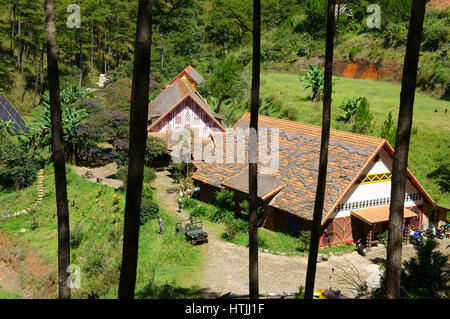 DA LAT, VIET NAM, Cu villaggio Lan a Dalat campagna, hotel e resort di vacanza tra la giungla di pino, camp sul campo in erba per il turismo ecologico, Dalat, Vietnam Foto Stock