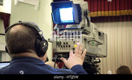 Kiev, Ucraina - 11 Gennaio 2017: cameraman si sta preparando a riprendere la performance sul palco con una grande TV broadcast telecamera. Video e broadcast televisivo pro Foto Stock