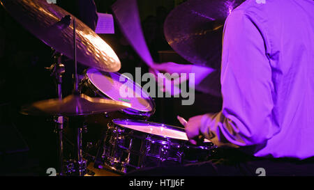 Il batterista gioca sul drum set e cembalo con bacchette sul palco. Jazz o rock concert le prestazioni di intrattenimento. Immagine ravvicinata con soft f selettiva Foto Stock