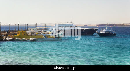 Tourist yacht e barche vicino al molo di Hurghada. Egitto.. Foto Stock