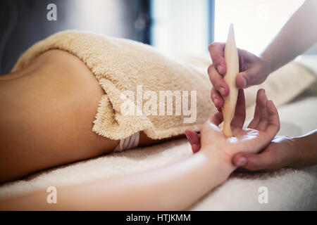 Massaggiatore con bastoni e aste al femminile di massaggio Foto Stock