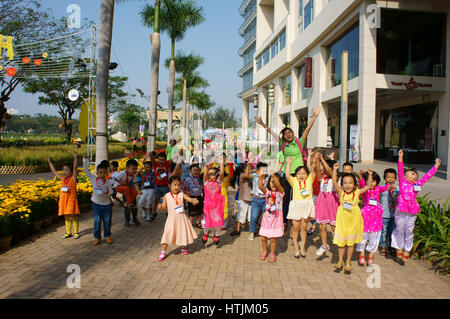 Ho Chi Minh city, Viet Nam, capretto asiatici in attività outdoor di età prescolare, boy, ragazza in uniforme, i bambini vietnamiti di visitare il parco in primavera, Vietnam Foto Stock