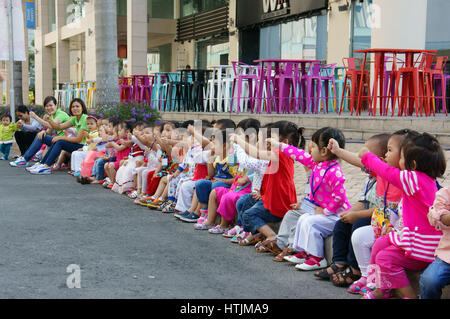 Ho Chi Minh city, Viet Nam, capretto asiatici in attività outdoor di età prescolare, boy, ragazza in uniforme, i bambini vietnamiti di visitare il parco in primavera, Vietnam Foto Stock