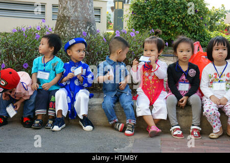 Ho Chi Minh city, Viet Nam, capretto asiatici in attività outdoor di età prescolare, boy, ragazza in uniforme, i bambini vietnamiti di visitare il parco in primavera, Vietnam Foto Stock