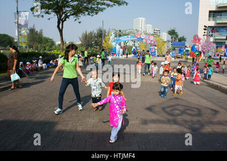 Ho Chi Minh city, Viet Nam, capretto asiatici in attività outdoor di età prescolare, boy, ragazza in uniforme, i bambini vietnamiti di visitare il parco in primavera, Vietnam Foto Stock