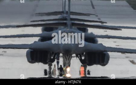 Stati Uniti Air Force B-1B Lancer bombardiere strategico aerei jet line up per decollare in pista alla Anderson Air Force Base di Febbraio 6, 2017 in Yigo, Guam. (Foto di Richard P. Ebensberger /US Air Force via Planetpix) Foto Stock