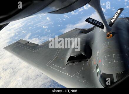 Un U.S. Air Force KC-135 Stratotanker antenna aerei di rifornimento refuels un B-2 Spirit bombardiere Stealth aeromobili in volo 12 Maggio 2009 sull'Oceano Pacifico. (Foto di Christopher Bush /U.S. Air Force via Planetpix) Foto Stock