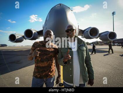 Attori e comici Donnell Rawlings (sinistra) e Dave Chappelle pongono di fronte a un Boeing C-17 Globemaster III il carico e il trasporto aereo durante una visita alla base comune Charleston Febbraio 2, 2017 a Charleston, Carolina del Sud. (Foto di Tom Brading /US Air Force via Planetpix) Foto Stock