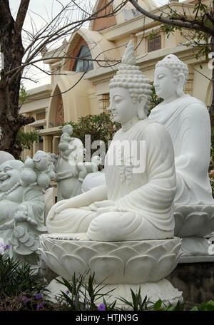 DA Nang, Viet Nam- FEB 18, 2016: Arte Scultura a Ngu Hanh figlio, gruppo di forma incredibile per il feng shui rendono da pietra, statua prodotto in roccia bianca Foto Stock