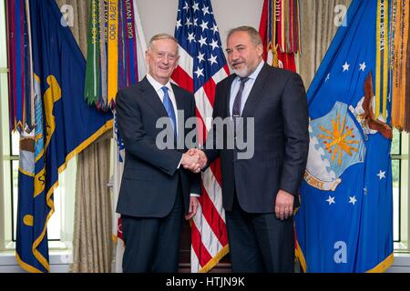 Stati Uniti Il Segretario della Difesa James Mattis soddisfa con Difesa israeliano Ministro Avigdor Lieberman al Pentagono Marzo 7, 2017 a Washington, DC. (Foto di Jette Carr /DoD via Planetpix) Foto Stock