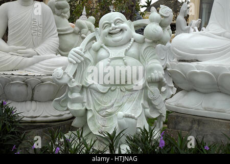 DA Nang, Viet Nam- FEB 18, 2016: Arte Scultura a Ngu Hanh figlio, gruppo di forma incredibile per il feng shui rendono da pietra, statua prodotto in roccia bianca Foto Stock