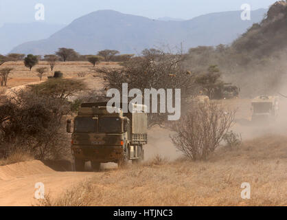 È sotto embargo per 0001 Lunedì 13 marzo precedentemente non sottoscritto foto datata 06/03/17 di soldati dal 2° battaglione del reggimento reale della Scozia(2SCOTS) viaggia in veicoli militari, come essi prendono parte in esercizio segnalatori acustici Askari Tempesta di arcieri Post nel nord del Kenya. Foto Stock