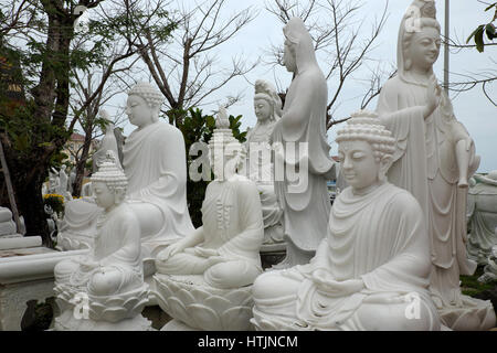 DA Nang, Viet Nam- FEB 18, 2016: Arte Scultura a Ngu Hanh figlio, gruppo di forma incredibile per il feng shui rendono da pietra, statua prodotto in roccia bianca Foto Stock