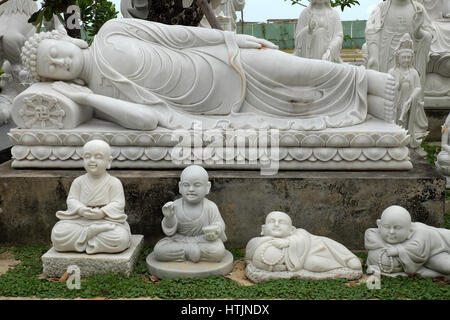 DA Nang, Viet Nam- FEB 18, 2016: Arte Scultura a Ngu Hanh figlio, gruppo di forma incredibile per il feng shui rendono da pietra, statua prodotto in roccia bianca Foto Stock