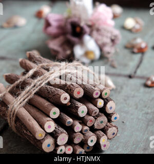 Gruppo di matita colorata, crayon colouful sfondo da legno, molti cerchio in multi colore rendono sfondo sorprendenti Foto Stock