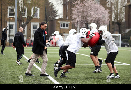 Jacksonville Jaguars leggenda Tony Boselli sorprese guerrieri di Londra a Selhurst Astro Turf a Londra, per celebrare i giaguari Academy dove egli sarà tornando al coach giocatori britannici durante una tre-giorni camp alla Brunel University nel luglio 13-15. Stampa foto di associazione. Picture Data: domenica 12 marzo, 2017. Foto di credito dovrebbe leggere: Steven Paston/PA FILO Foto Stock