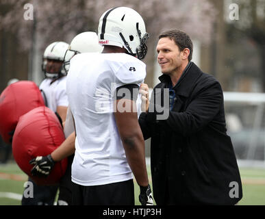 Jacksonville Jaguars leggenda Tony Boselli sorprese guerrieri di Londra a Selhurst Astro Turf a Londra, per celebrare i giaguari Academy dove egli sarà tornando al coach giocatori britannici durante una tre-giorni camp alla Brunel University nel luglio 13-15. Foto Stock