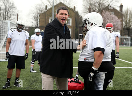 Jacksonville Jaguars leggenda Tony Boselli sorprese guerrieri di Londra a Selhurst Astro Turf a Londra, per celebrare i giaguari Academy dove egli sarà tornando al coach giocatori britannici durante una tre-giorni camp alla Brunel University nel luglio 13-15. Foto Stock