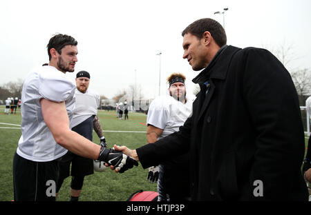 Jacksonville Jaguars leggenda Tony Boselli sorprese guerrieri di Londra a Selhurst Astro Turf a Londra, per celebrare i giaguari Academy dove egli sarà tornando al coach giocatori britannici durante una tre-giorni camp alla Brunel University nel luglio 13-15. Foto Stock