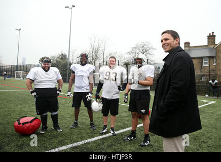 Jacksonville Jaguars leggenda Tony Boselli sorprese guerrieri di Londra a Selhurst Astro Turf a Londra, per celebrare i giaguari Academy dove egli sarà tornando al coach giocatori britannici durante una tre-giorni camp alla Brunel University nel luglio 13-15. Foto Stock