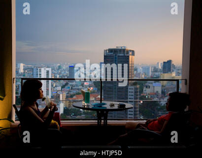 Vista dal ventitreesimo piano bar sulla terrazza di un hotel Sheraton. Dong Khoi distretto. Saigon, o Ho Chi Minh City. Il Vietnam, in Asia. Foto Stock