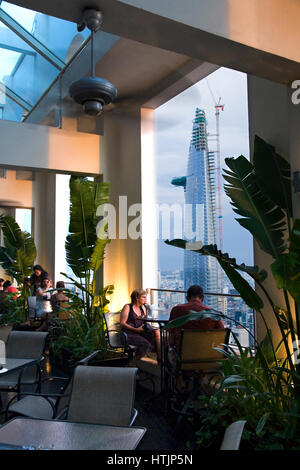 Vista dal ventitreesimo piano bar sulla terrazza di un hotel Sheraton. Dong Khoi distretto. Saigon, o Ho Chi Minh City. Il Vietnam, in Asia. Foto Stock