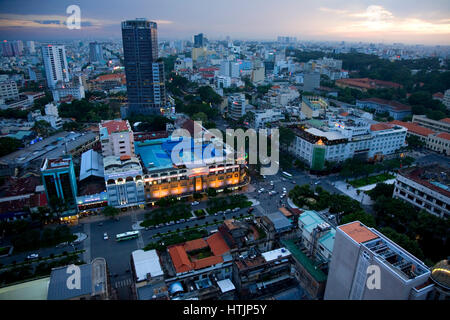 Vista dal ventitreesimo piano dello Sheraton Hotel. Dong Khoi distretto. Saigon, o Ho Chi Minh City. Il Vietnam, in Asia. Foto Stock