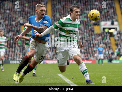 Rangers Martyn Waghorn (sinistra) e della musica celtica Erik Sviatchenko battaglia per la sfera durante la Ladbrokes Premiership scozzese corrispondono al Celtic Park di Glasgow. Foto Stock