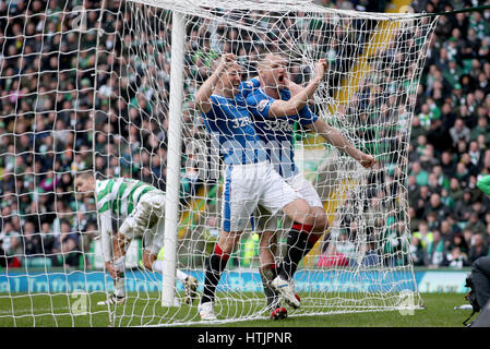 Rangers Clint Hill (destra) celebra il suo punteggio i lati per primo il traguardo con il compagno di squadra di Kenny MILLER (sinistra) durante la Ladbrokes Premiership scozzese corrispondono al Celtic Park di Glasgow. Foto Stock