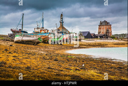 Bellissima vista del vecchio abbandonato naufragi giacente su di una spiaggia con scure nuvole drammatico in estate, comune di Camaret-sur-Mer, Bretagne, Francia Foto Stock