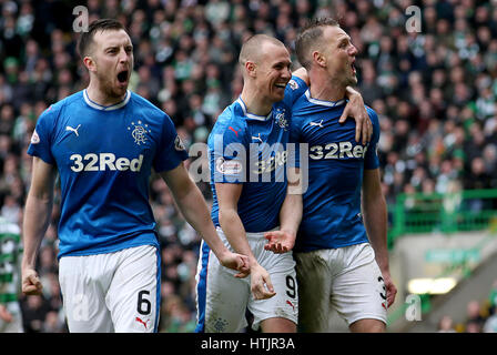 Rangers Clint Hill (destra) celebra il suo punteggio lato del primo obiettivo con compagni di squadra di Kenny MILLER (centro) e Danny Wilson durante la Ladbrokes Premiership scozzese corrispondono al Celtic Park di Glasgow. Foto Stock