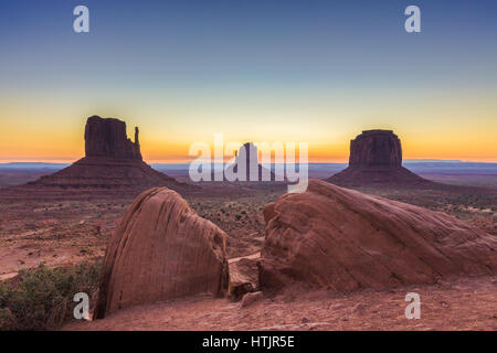 Visualizzazione classica di scenic Monument Valley con il famoso mezzoguanti e Merrick Butte in beautiful Golden. La luce del mattino al sorgere del sole in estate con retro vin Foto Stock